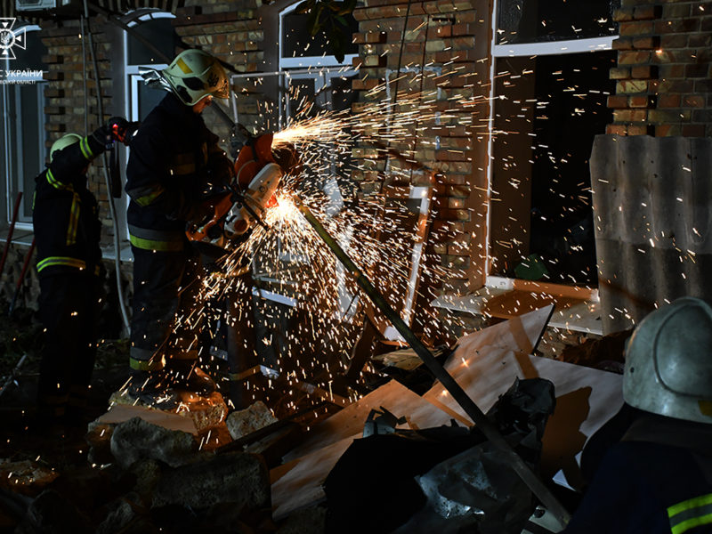 Як проходила пошуково-рятувальна операція на зруйнованому житловому будинку в центрі Миколаєва (ФОТО, ВІДЕО)