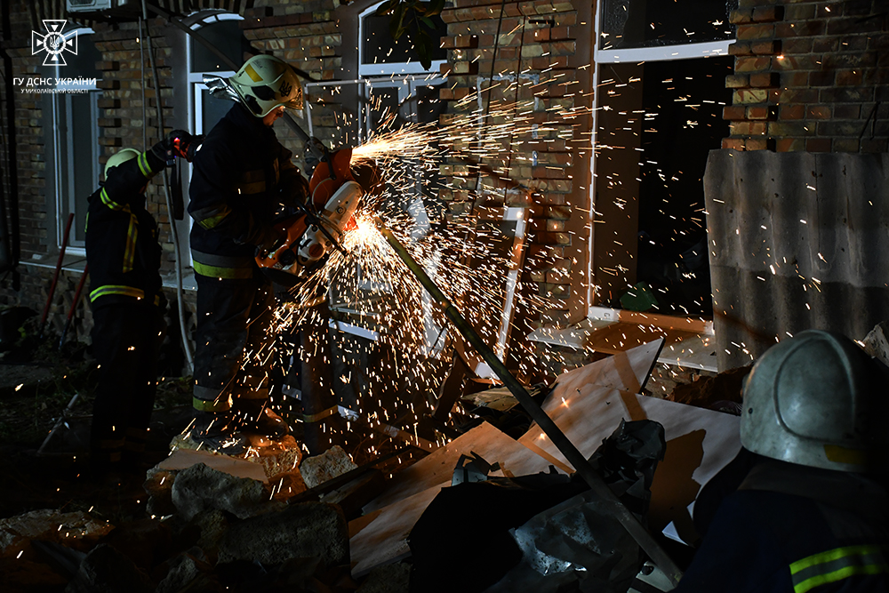 Як проходила пошуково-рятувальна операція на зруйнованому житловому будинку в центрі Миколаєва (ФОТО, ВІДЕО) 15