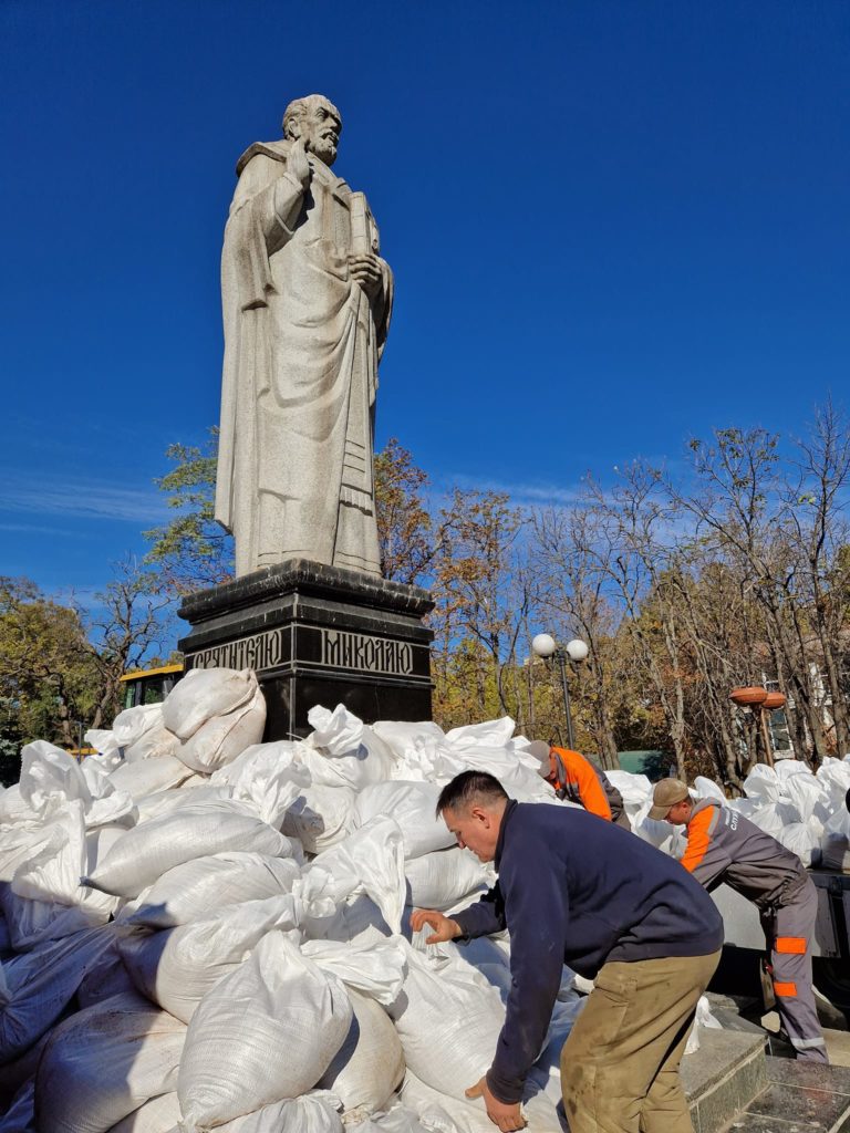 Пам’ятник покровителю Миколаєва обкладають мішками з піском (ФОТО) 18