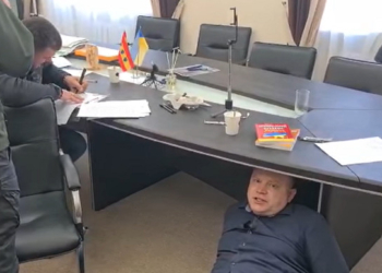 Мер Білгород-Дністровського напав на правоохоронців під час обшуку – його підозрюють в розкраданні грошей, виділених на ліквідацію наслідків ракетного обстрілу (ВІДЕО)