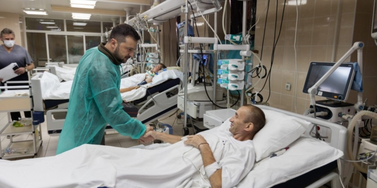 Зеленський відвідав госпіталь і вручив нагороди пораненим захисникам України і військовим медикам (ФОТО, ВІДЕО)