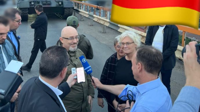 В Одесу несподівано прибула міністерка оборони Німеччини, її зустрічав Резніков