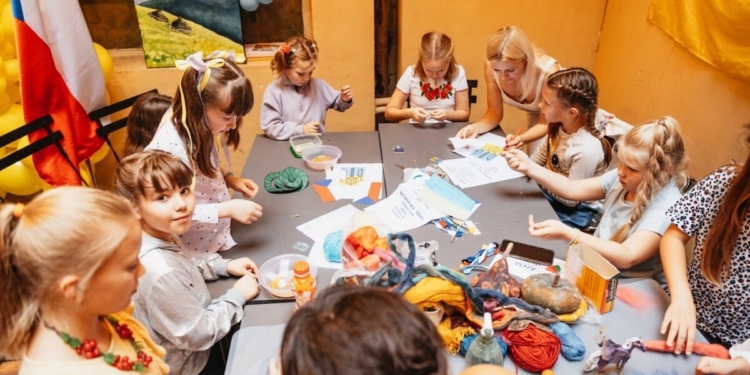 “Чехи шоковані”. Як українські біженці в Празі волонтерять для таких самих українців (ФОТО)