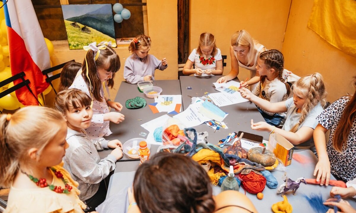 “Чехи шоковані”. Як українські біженці в Празі волонтерять для таких самих українців (ФОТО)