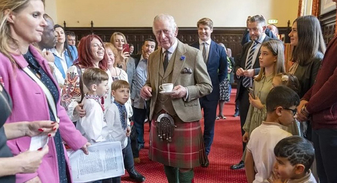 Король Чарльз III зустрівся в Шотландії з сім’ями біженців з України (ФОТО)
