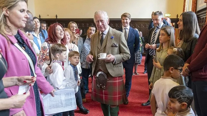 Король Чарльз III зустрівся в Шотландії з сім’ями біженців з України (ФОТО)
