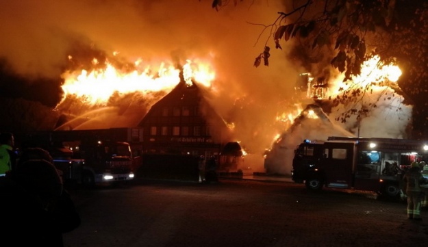 В Німеччині згорів готель для українських біженців. Підозрюють підпал через свастику (ФОТО) 3