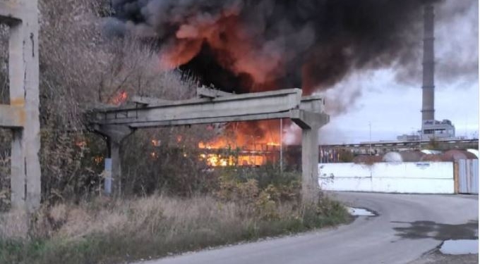 В Бєлгороді знову горить. Там кажуть, наші поцілили в лакофарбовий завод (ФОТО, ВІДЕО)