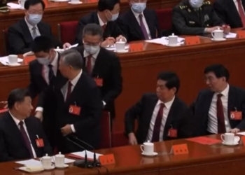 Скандал на з’їзді компартії Китаю – попередника Сі Цзіньпіна насильно вивели з зали (ВІДЕО)