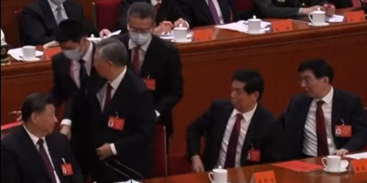 Скандал на з’їзді компартії Китаю – попередника Сі Цзіньпіна насильно вивели з зали (ВІДЕО)