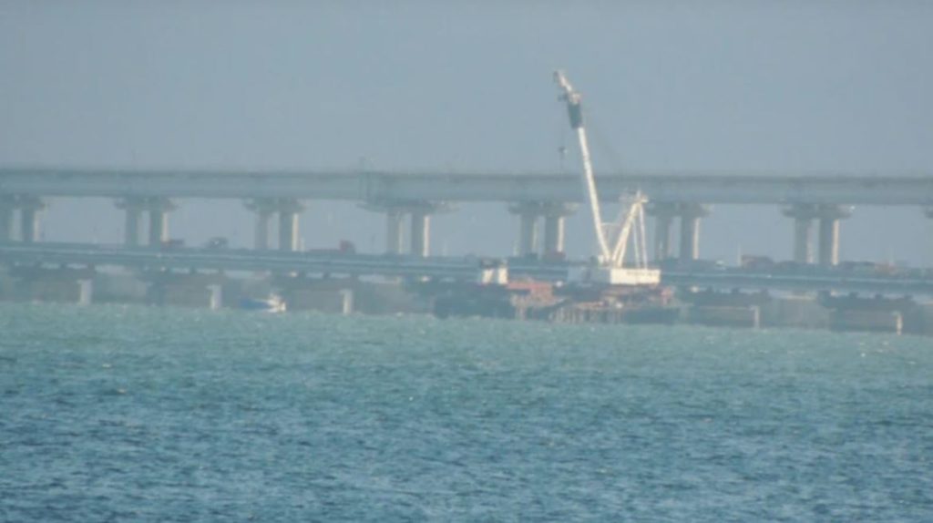 На Керченському мосту розбирають зруйновані вибухом прольоти (ФОТО) 1