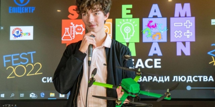 Український учень розробив дрон для військових – бачить міни і фіксує їх на карті (ФОТО)