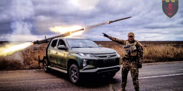 Маленький мобільний “Град”. Українці перетворили пікап Mitsubishi в РСЗВ (ФОТО, ВІДЕО)