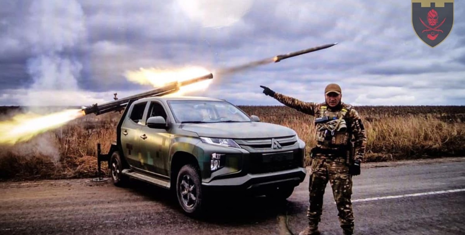 Маленький мобільний “Град”. Українці перетворили пікап Mitsubishi в РСЗВ (ФОТО, ВІДЕО)