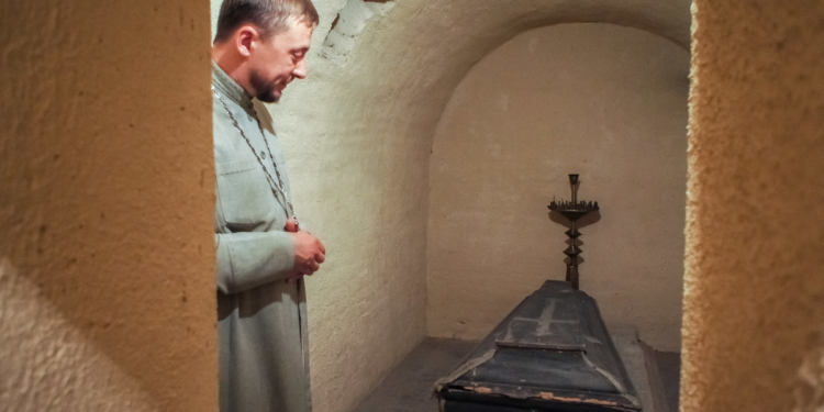 Окупанти таки дістали і вивезли прах Потьомкіна. А там точно кістки князя? Детективна історія з Херсона (ФОТО)