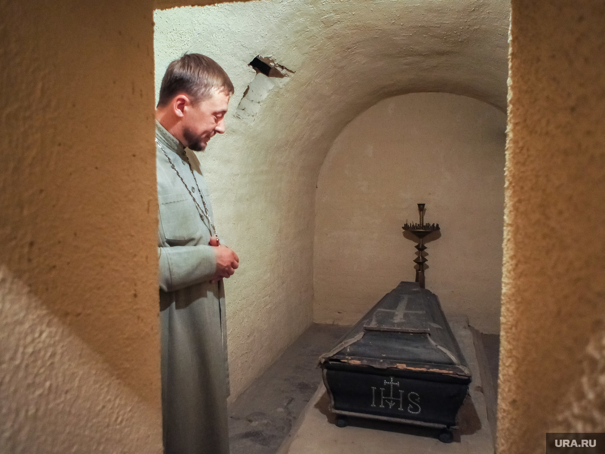 Окупанти таки дістали і вивезли прах Потьомкіна. А там точно кістки князя? Детективна історія з Херсона (ФОТО)