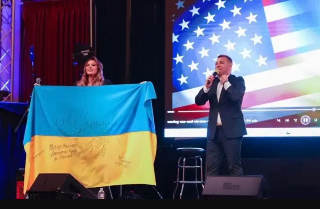На аукціоні у США продали прапор України з автографами Зеленського і Залужного 1