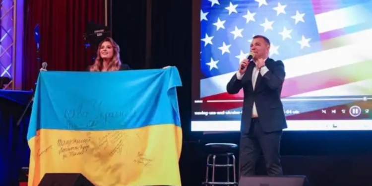 На аукціоні у США продали прапор України з автографами Зеленського і Залужного