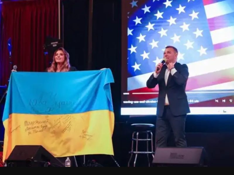 На аукціоні у США продали прапор України з автографами Зеленського і Залужного