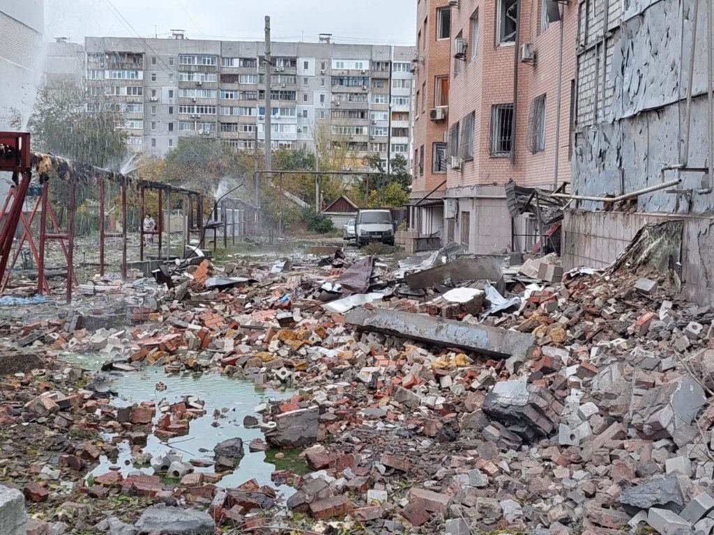 Росіяни вночі знов атакували Миколаїв ракетами С-300 – пошкоджені житлові будинки, автівки, дитячий майданчик (ФОТО) 17