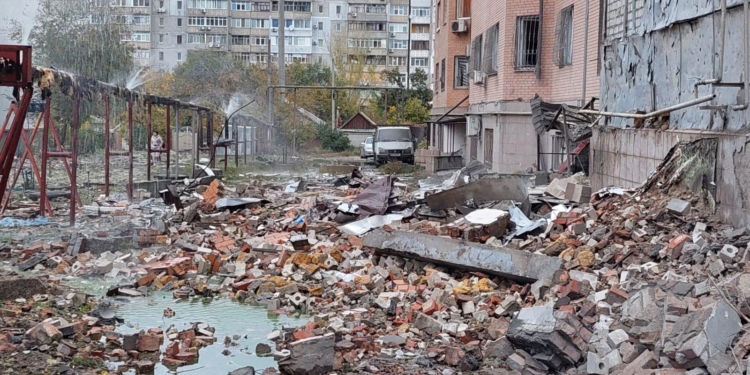 Росіяни вночі знов атакували Миколаїв ракетами С-300 – пошкоджені житлові будинки, автівки, дитячий майданчик (ФОТО)