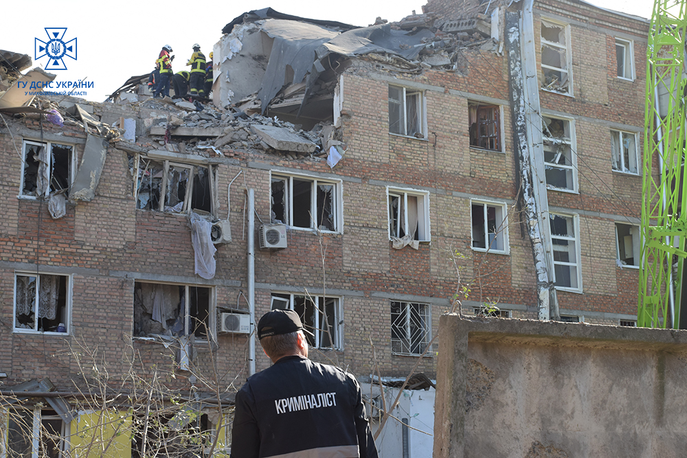 Кількість загиблих в зруйнованій російською ракетою багатоповерхівці в Миколаєві збільшилась до 3-х (ФОТО) 17