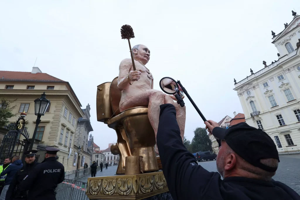 В Празі лідерів ЄС зустрічають голі путін і лукашенко - активісти встановили статую (ФОТО) 3