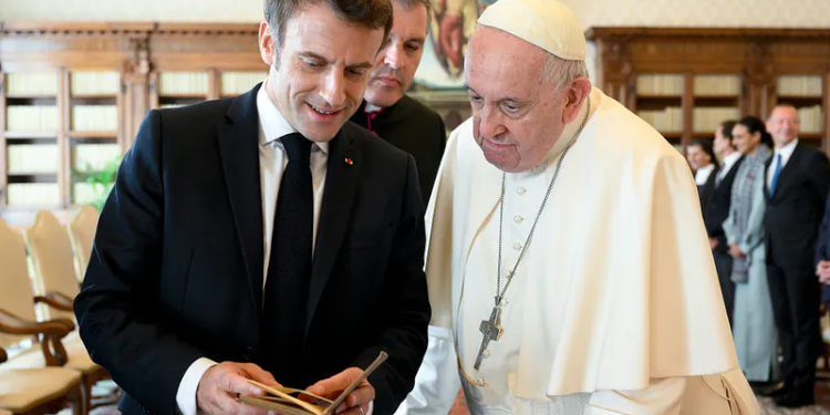 Знову скандал. Макрон подарував Папі книжку, вкрадену в бібліотеці. Чому українці і поляки особливо обурені (ФОТО)