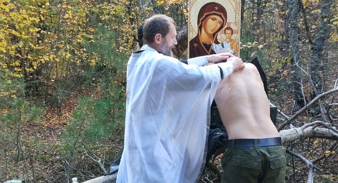 Російський священик хрестив рашистів в мішках для трупів і побачив в цьому певний символізм (ФОТО)