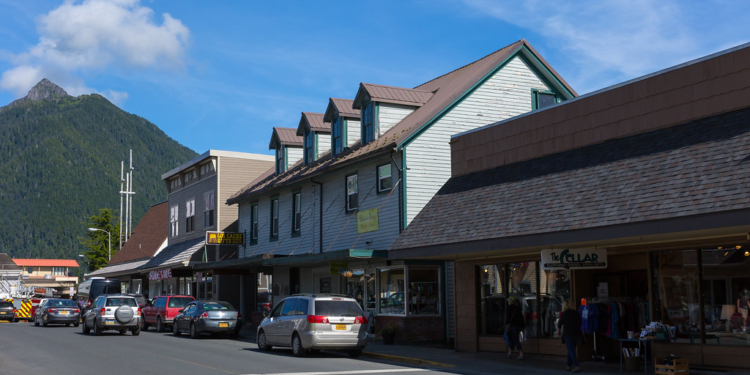 Двоє росіян втекли від мобілізації на Аляску – припливли в човні. Тепер там думають, що з ними робити