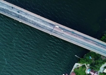 Окупанти зібрали із барж переправу під Антонівським мостом – її видно із супутника (ФОТО)