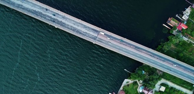 Окупанти зібрали із барж переправу під Антонівським мостом – її видно із супутника (ФОТО)