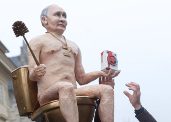 В Празі лідерів ЄС зустрічають голі путін і лукашенко – активісти встановили статую (ФОТО)