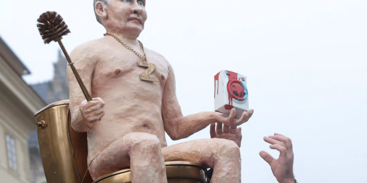 В Празі лідерів ЄС зустрічають голі путін і лукашенко – активісти встановили статую (ФОТО)