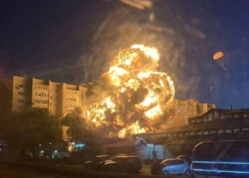 На житлові будинки в Єйську впав Су-34 з боєкомплектом – все горить і вибухає (ФОТО, ВІДЕО)