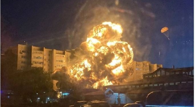 На житлові будинки в Єйську впав Су-34 з боєкомплектом – все горить і вибухає (ФОТО, ВІДЕО)