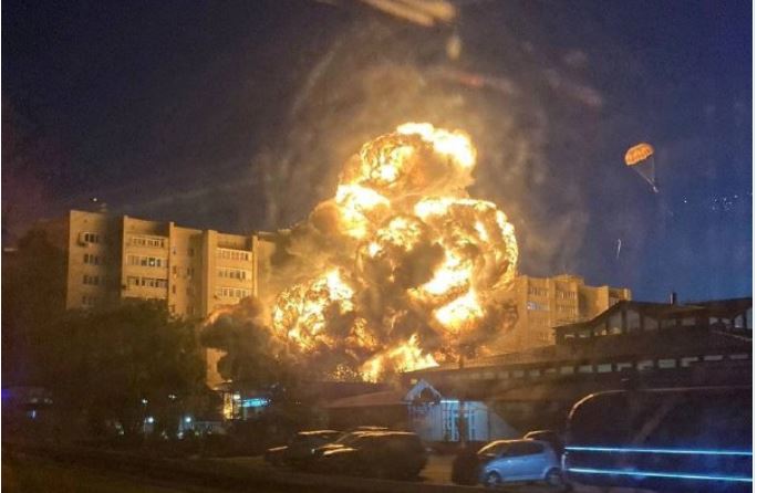 На житлові будинки в Єйську впав Су-34 з боєкомплектом – все горить і вибухає (ФОТО, ВІДЕО)