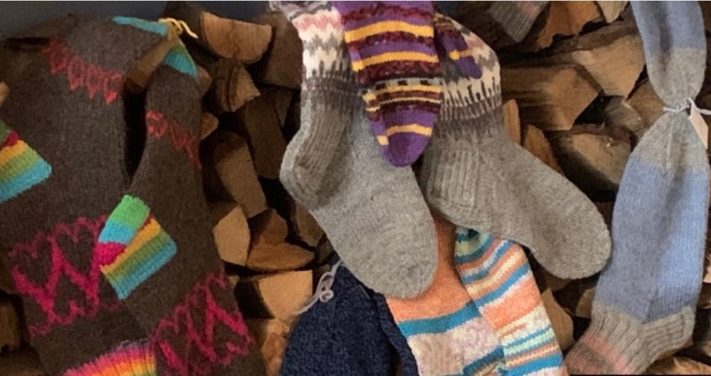 Фіни зв’язали 20 тисяч вовняних шкарпеток для українських воїнів - плели і жінки, і чоловіки (ФОТО, ВІДЕО) 7