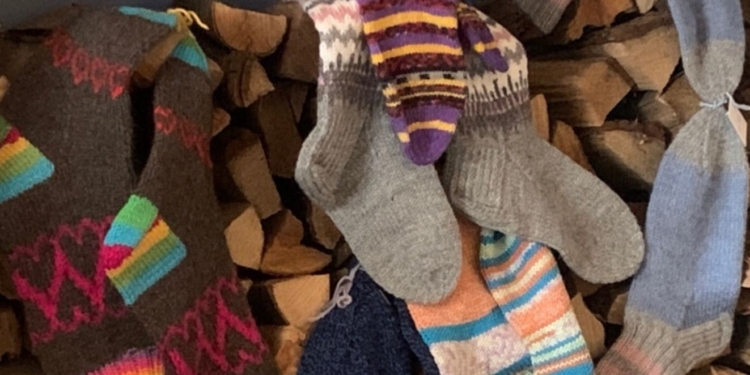 Фіни зв’язали 20 тисяч вовняних шкарпеток для українських воїнів – плели і жінки, і чоловіки (ФОТО, ВІДЕО)