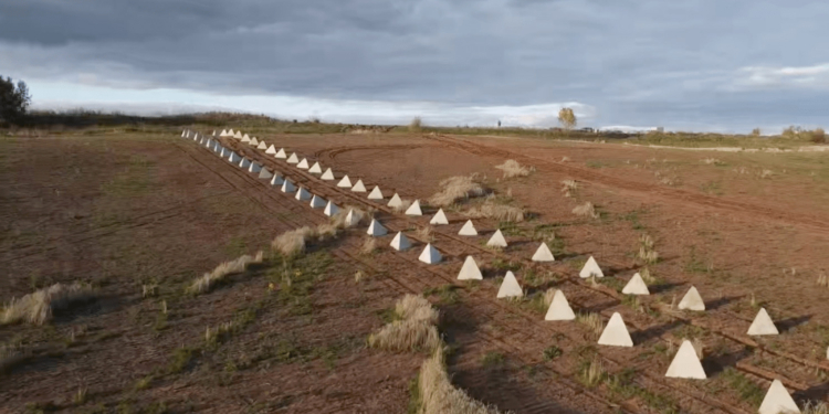 Піраміди в степу. Як виглядає оборонна “Лінія Вагнера” на Донбасі (ФОТО)