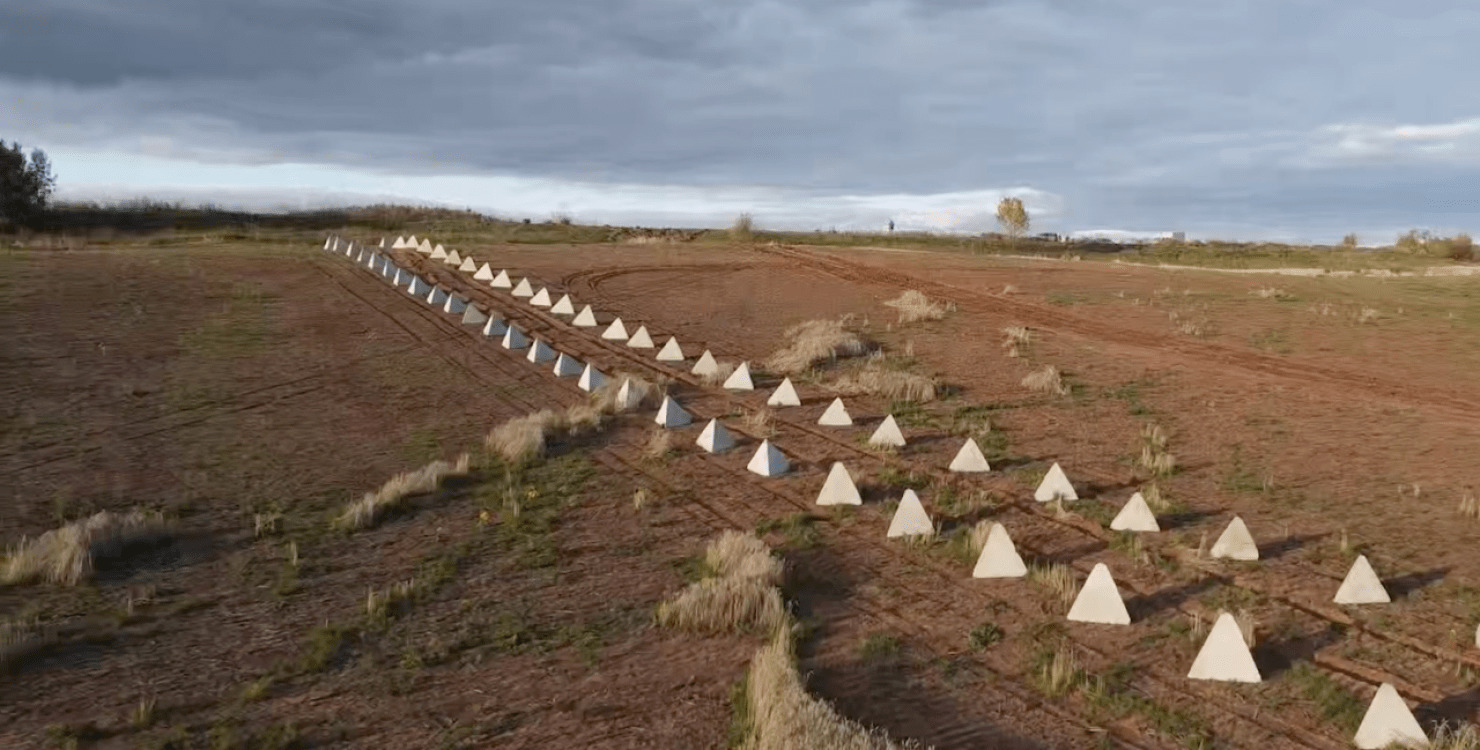 Піраміди в степу. Як виглядає оборонна “Лінія Вагнера” на Донбасі (ФОТО)