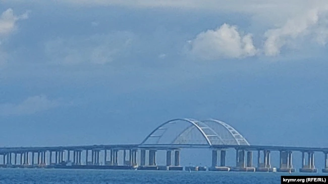 На Керченському мосту розбирають зруйновані вибухом прольоти (ФОТО)