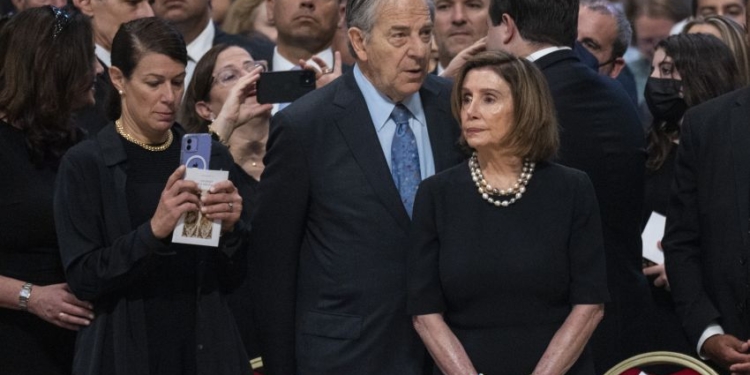 На будинок спікера Палати представників Конгресу США Ненсі Пелосі скоєно напад, постраждав її чоловік