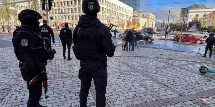 Під час обстрілу Києва одна з ракет вибухнула біля румунського посольства, постраждало консульство Німеччини