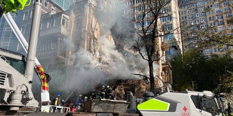 З-під завалів будинку в Києві дістали тіло жінки, ще одну жінку врятували (ФОТО)