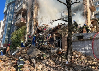 З-під завалів будинку в Києві дістали тіло жінки, ще одну жінку врятували (ФОТО)