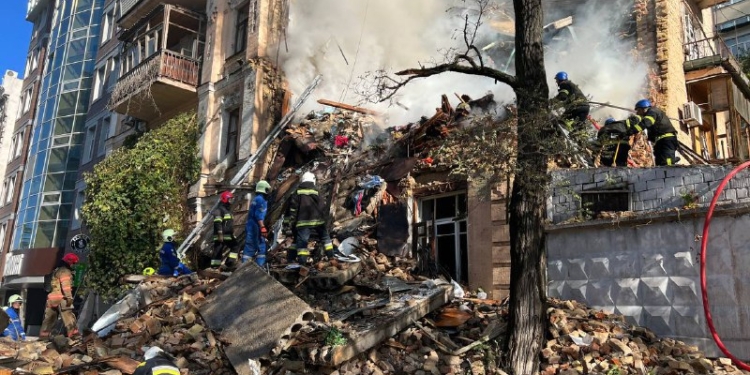 З-під завалів будинку в Києві дістали тіло жінки, ще одну жінку врятували (ФОТО)