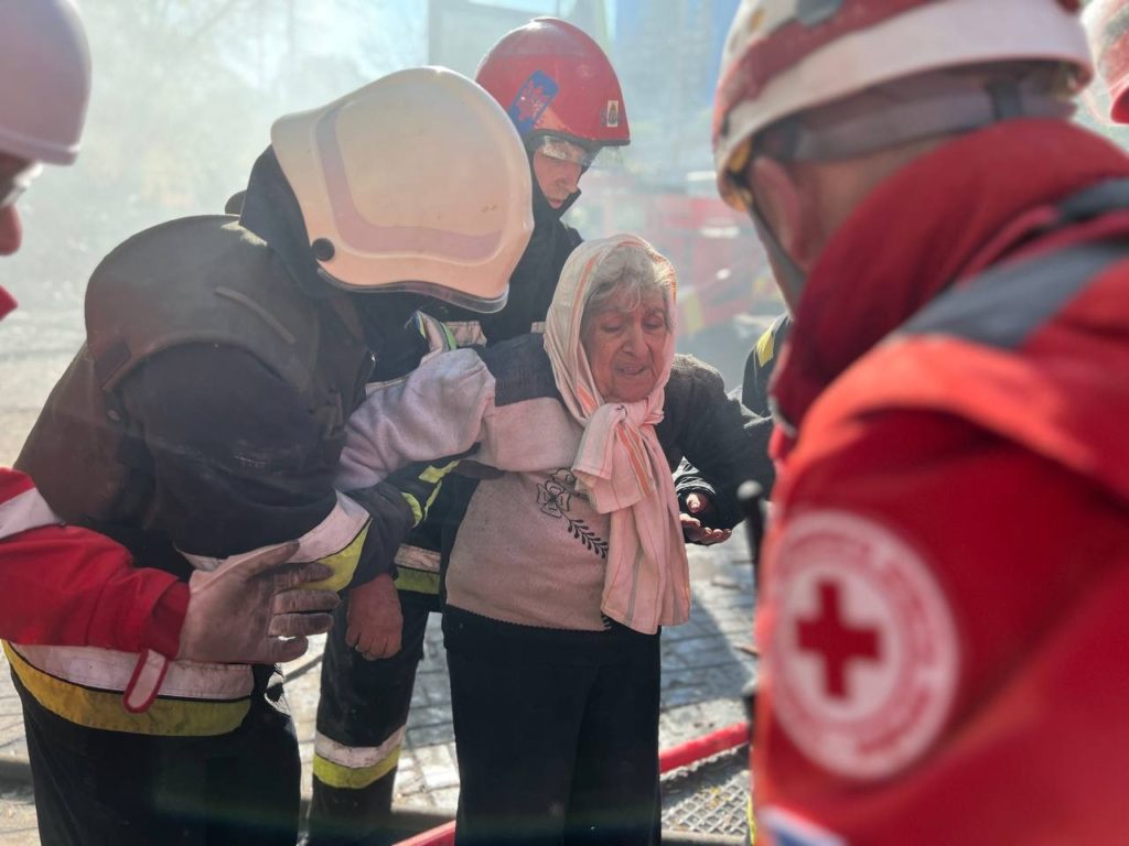 З-під завалів будинку в Києві дістали тіло жінки, ще одну жінку врятували (ФОТО) 6