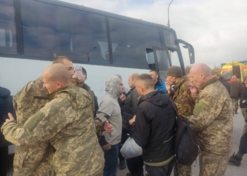 Відбувся черговий обмін полоненими – в Україну повернулись 52 військових, серед них – моряк із Зміїного (ФОТО, ВІДЕО)