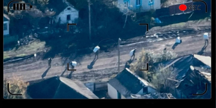 Тягали мішки з награбованим серед білого дня. ЗСУ “зловили” російських мародерів (ФОТО)